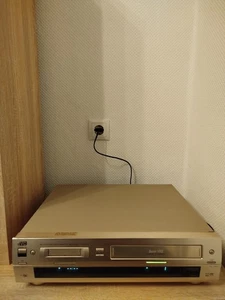 JVC HR-DVS1 miniDV / S-VHS Videorecorder. - Bild 1 von 9