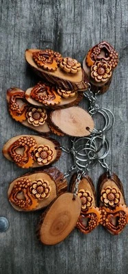 Llavero rústico hecho a mano - Dije de corazón y flor de madera tallada | Idea de regalo única Foto 1 de 4