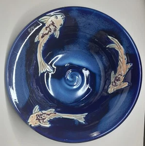 Große Schale glasierte Keramik Studiokunstkeramik kobaltblau Koi Fisch Künstler signiert - Bild 1 von 6