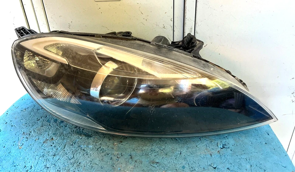 OEM 2014 VOLVO V40, M-SERIES, RIGHT HID XENON HEADLIGHT/ HEADLAMP, ABL TYPE - image 1 of 4