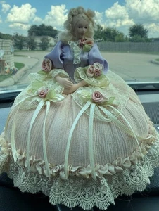 Alfiletero muñeca de porcelana vintage de inspiración victoriana con vestido de lavanda y encaje - Imagen 1 de 9