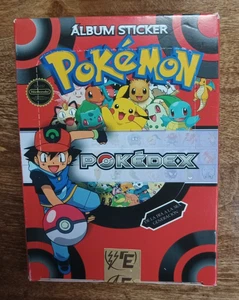 Caja de refuerzo de pegatinas de álbum Pokédex roja sellada de fábrica - 25 paquetes por caja - Imagen 1 de 1