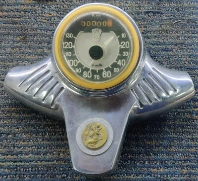 SUPPORTO PER TACHIMETRO VESPA FARO BASSO. CONTACHILOMETRI È GRATUITO NON FUNZ... - Immagine 1 di 4