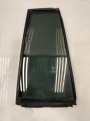 2008 - 2013 Toyota Highlander задняя вентиляционная дверь стекло RH пассажирский OEM 681230E030 - Изображение 1 из 2