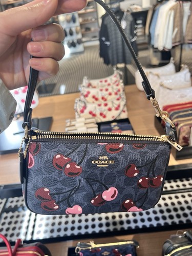 Coach Nolita 19 in tela firmata con stampa ciliegia oro denim blu multi nuovo con etichetta