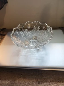 Cuenco con patas de copo de nieve de cristal Mikasa 6,25" - Imagen 1 de 6