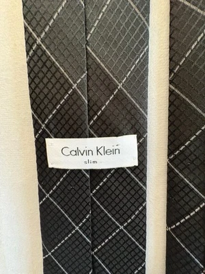 Corbata de seda negra con patrón de cuadros blancos Calvin Klein Foto 1 de 4