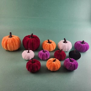 12 Colores Calabazas Terciopelo Tamaño Varía Púrpura Negro Naranja Blanco Rojo Otoño Decoración - Imagen 1 de 8