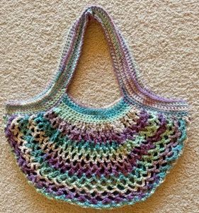 BORSA MERCATO FRANCESE MAGLIA ALL'UNCINETTO A MANO MULTICOLORE, BLU, VIOLA 10" X 19" (BORSA 4) - Foto 1 di 2