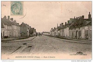 CPA 89 - BASSOU SUR YONNE - LA ROUTE D'AUXERRE , UN ATTELAGE AU LOIN .. - Imagen 1 de 1