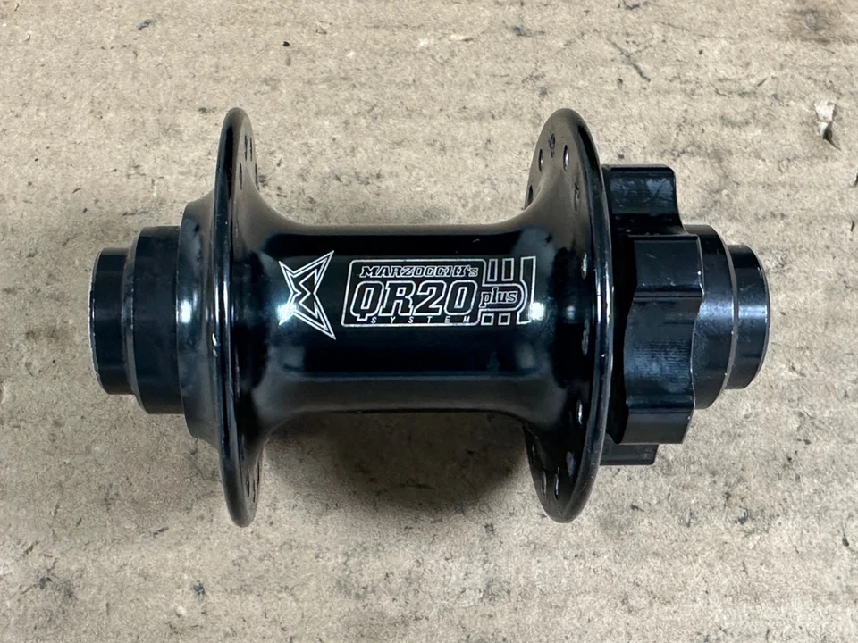 Marzocchi QR20 前轮毂 20x110 毫米,32 孔,6 螺栓盘 — 第 1/4 张图片