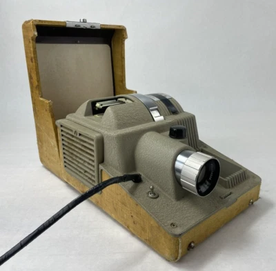 Revere P-444 Slide Projector With Case - Untested Parts Only - Image 1 of 4