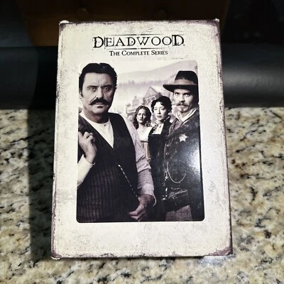 Deadwood: the Complete Series  (DVD Disc, 2010) 36 Episodes 18 Disc + Bonus Disc Foto 1 de 4