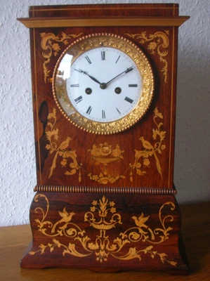 Reich intarsierte Holztischuhr mit Musikspielwerk - 2 Melodien - Bild 1 von 4