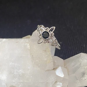 Neu im Karton 925 Sterling Silber Hexenknoten Schutz Ring. Schwarzer CZ Stein. Witchy. Boho - Bild 1 von 13