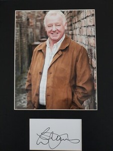 LES DENNIS  AUTOGRAPH CARD (10" X8" PHOTO) (CORONATION STREET) COA 55