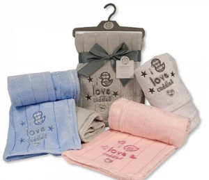 Manta envolvente en blanco con detalles I Love Cuddles de Snuggle Baby 75cm x 100cm - Imagen 1 de 1