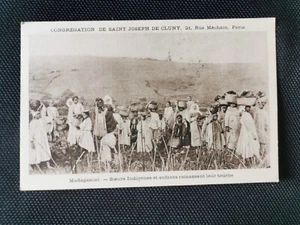 CPA Madagascar - Soeurs Indigènes et enfants ramassant leur tourbe - Imagen 1 de 2