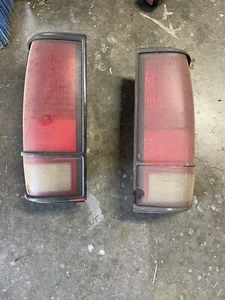 Left and Right Tail Light With Trim Black Fits 82-93 S10/S15 GMC Used - Bild 1 von 3