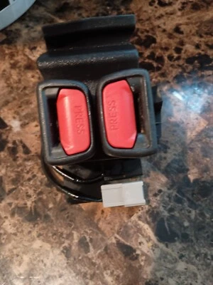 Toyota RAV4 2019-2024 trasero izquierdo lado del conductor cinturón de seguridad hebilla OEM Foto 1 de 3