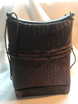 Antigua cesta artesanal de Filipinas del Pacífico asiático temprano con cubierta de madera y base Foto 1 de 4