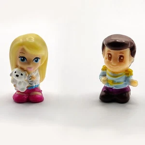 Abrigo Azul Squinkies Disney Príncipe Encantador + Barbie Mattel sosteniendo Perro Blanco - Imagen 1 de 10