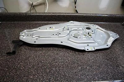 2011 KIA FORTE 2.0L AUTO EX FRONT RIGHT DOOR WINDOW REGULATOR WINDER SUPPORT 11 - Image 1 of 4