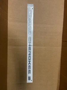 Placa de identificación genuina Mopar Grand Cherokee con bandera americana izquierda 68568695AA - Imagen 1 de 5
