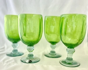 Juego de copas de vino globo tallo bulboso verde soplado 4 bocas verde lágrima Pier 1 - Imagen 1 de 7