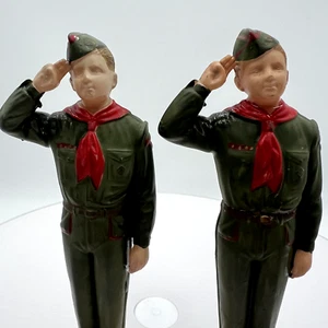 Calamita statuina boy scout vintage plastica 5" sul piedistallo inferiore Hong Kong 1965 - Foto 1 di 11