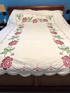 Vintage handgenähte rote Rosen Kreuzstich Quilt, 83 x99, 1977 signiert Mimi - Bild 1 von 5
