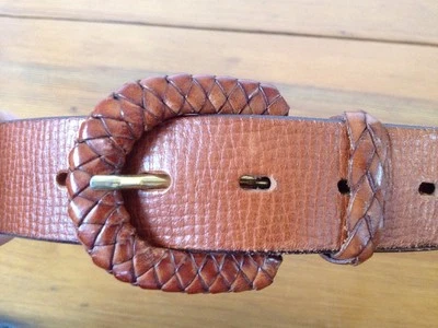 Cinturón de cuero Cole Haan marrón grano guijarro con hebilla trenzada para mujer Italia 28 Foto 1 de 3