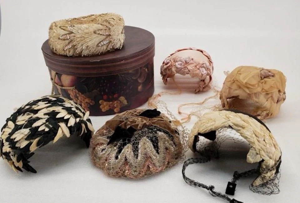 Лот 7 винтажный 40-х 50-х коктейльные шляпы с вуалью перья цветочные + новый шляпа коробка РЕДКАЯ - Изображение 1 из 4