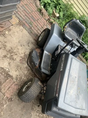 Craftsman Lawn Tractor Riding Mower 42” , 6 SPEED MANUAL SHIFT!!! 13.5 Hp Briggs - Image 1 of 4