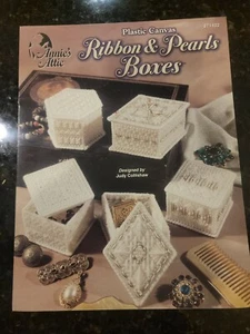 Annie's Attic Leaflet Plastic Canvas Ribbon & Pearls Boxes Judy Collishaw - Imagen 1 de 3