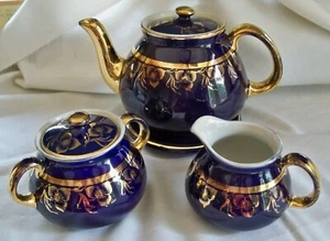 Hall Porzellan Kobaltblau & Gold Trilliumn Teekanne, Zuckerdose, Milchkännchen und Untersetzer Set - Bild 1 von 15