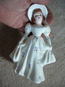 FLORENCE CERAMICS Vintage CALIFORNIA POTTERY WHITE BRUNETTE LADY HOLDING DRESS - Bild 1 von 5