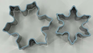 Juego de 2 Cortadores de Galletas COPO DE NIEVE Grandes y Pequeños Metal Azul Goma Borde Invierno - Imagen 1 de 7