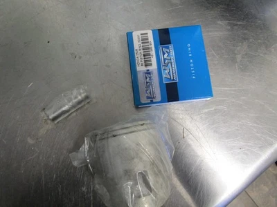 WSM 87-89 HONDA TRXR 250 TRX250R PISTON KIT 50-210-05K .5 OVER NOS - Image 1 of 3