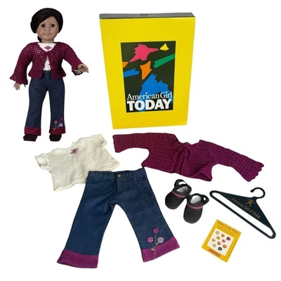 De Colección American Girl Today FLOWER POWER Conjunto Suéter Zuecos Jeans Top Caja para Colgar Foto 1 de 4