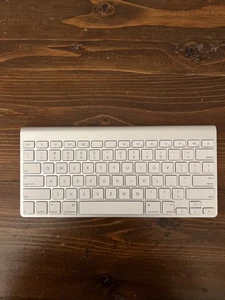 Original Apple Aluminum Wireless Bluetooth Keyboard A1314 Mac MC184LL/A Genuine - Picture 1 of 18