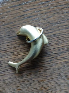 Brosche, spielender Delfin, Delphin, hochwertiger Modeschmuck, goldfarben - Bild 1 von 5