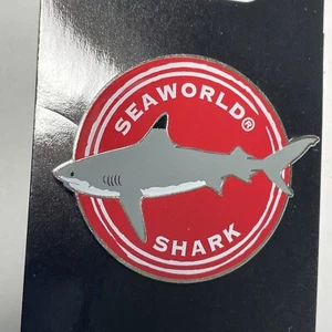 Spilla SeaWorld Grande Squalo Bianco Smalto Rosso e Grigio, Nuova su Carta di Supporto, Rara - Foto 1 di 4