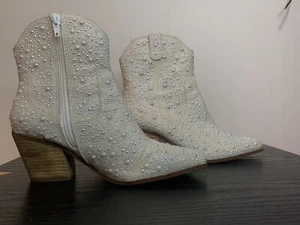Betsey Johnson Women's Diva Pearl Fashion Boot in Ivory Size 6.5 - Picture 1 of 8