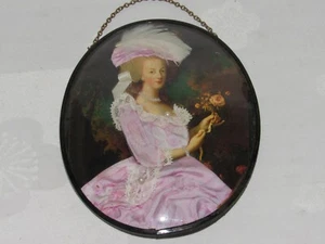 04I31 Antiguo Medallón Con Mujer de Vestir De Encaje Y Tela Moda Marquesa - Imagen 1 de 4