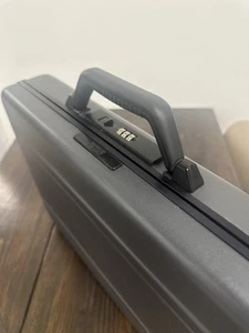 Attache Case Zero Halliburton Aluminium 2003 schöner Zustand KOSTENLOSER UPS-VERSAND - Bild 1 von 22