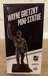 Nuova statuetta Wayne Gretzky mini statua Los Angeles Kings Oilers NHL HOF SGA NUOVA CON SCATOLA - Foto 1 di 5