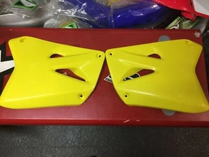 UFO PLAST COPPIA CONVOGLIATORI ARIA RADIATORE RADIATOR SUZUKIRM125-250 2001-2017 - Foto 1 di 1