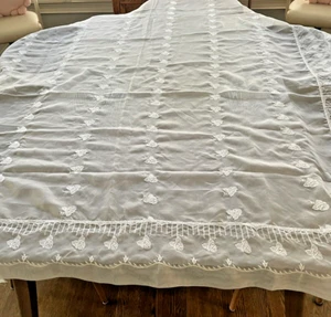 Weiße synthetische Rosen 126" x 136" große Tischdecke ein paar kleinere Flecken und Verblassen - Bild 1 von 3