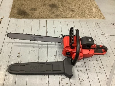 Motosierra Milwaukee 2827-20 M18 18 Voltios COMBUSTIBLE 20" Doble Batería Herramienta Desnuda Foto 1 de 4